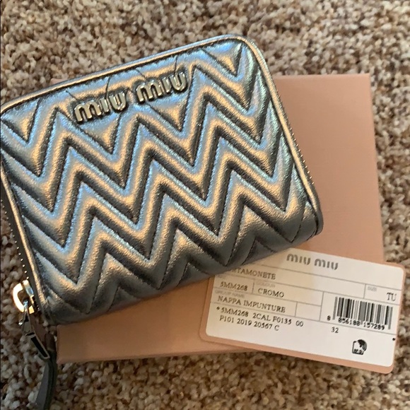 Miu Miu handbag and matching wallet - Picture 9 of 11